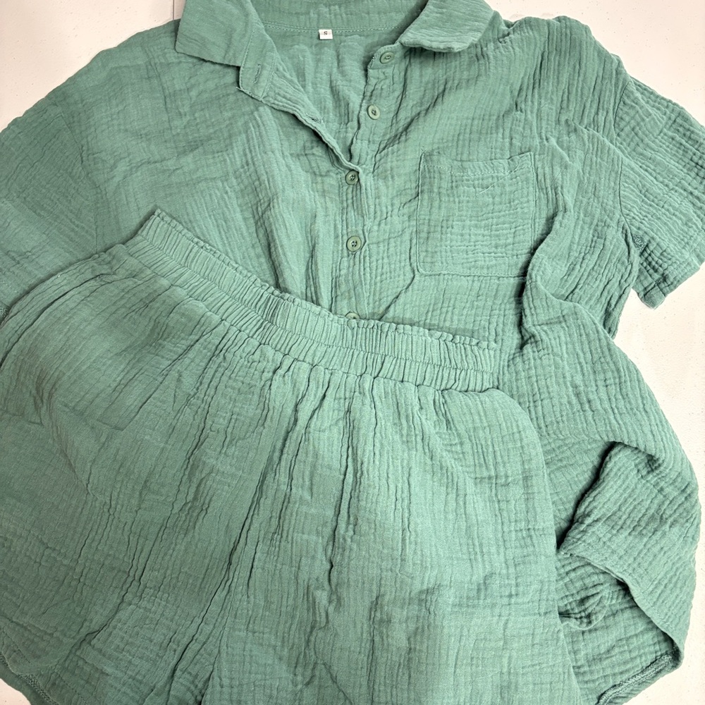 Amazon Linen Green Button-Up Shirt and Shorts Set size Small